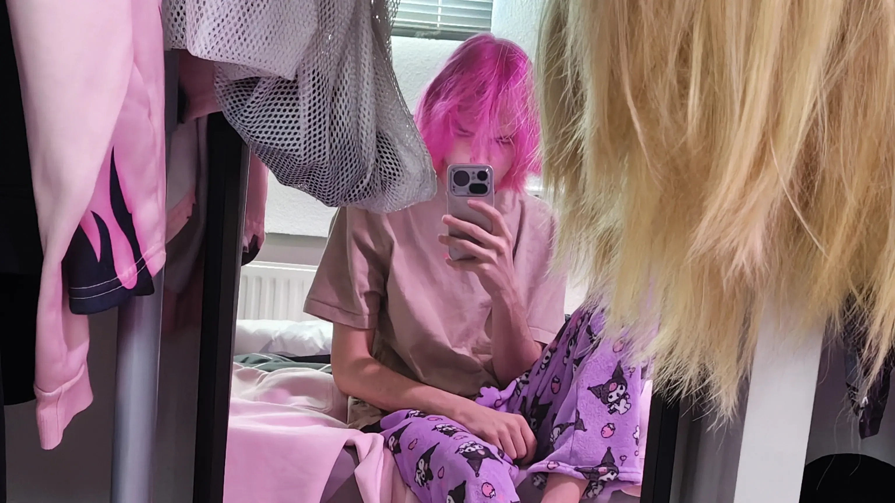 Mini mit pinken Haaren in einer verspiegelten Szene